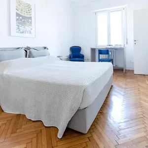 Flat 5 Min From Duomo With Park For Small Cars , Milan Italy